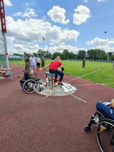 Dušan_Laczkó_Paralympionik_Road_To_LA_2028_Michal_Kiss_Redoubt_Fitness_Nové_Zámky_Funkčné_Fitness_CrossFit_Slovensko_guľa